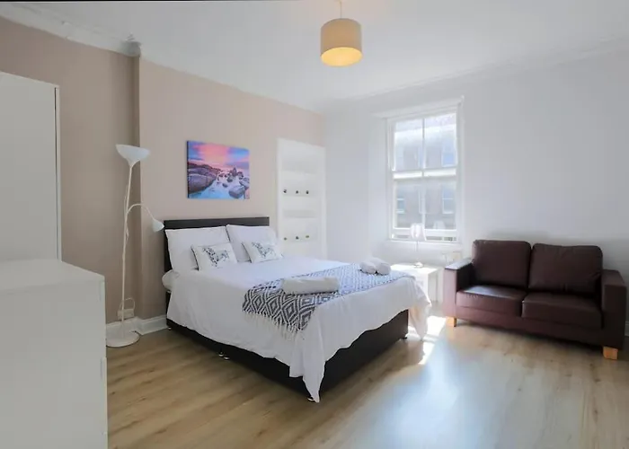 Cosy & Central Broughton 2Br Apt Near City Centre